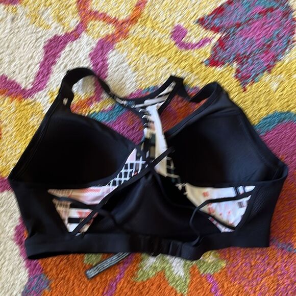 36DD INCREDIBLE BY VICTORIA’s SECREt SPORTS BRA STRAPPY - Picture 3 of 4